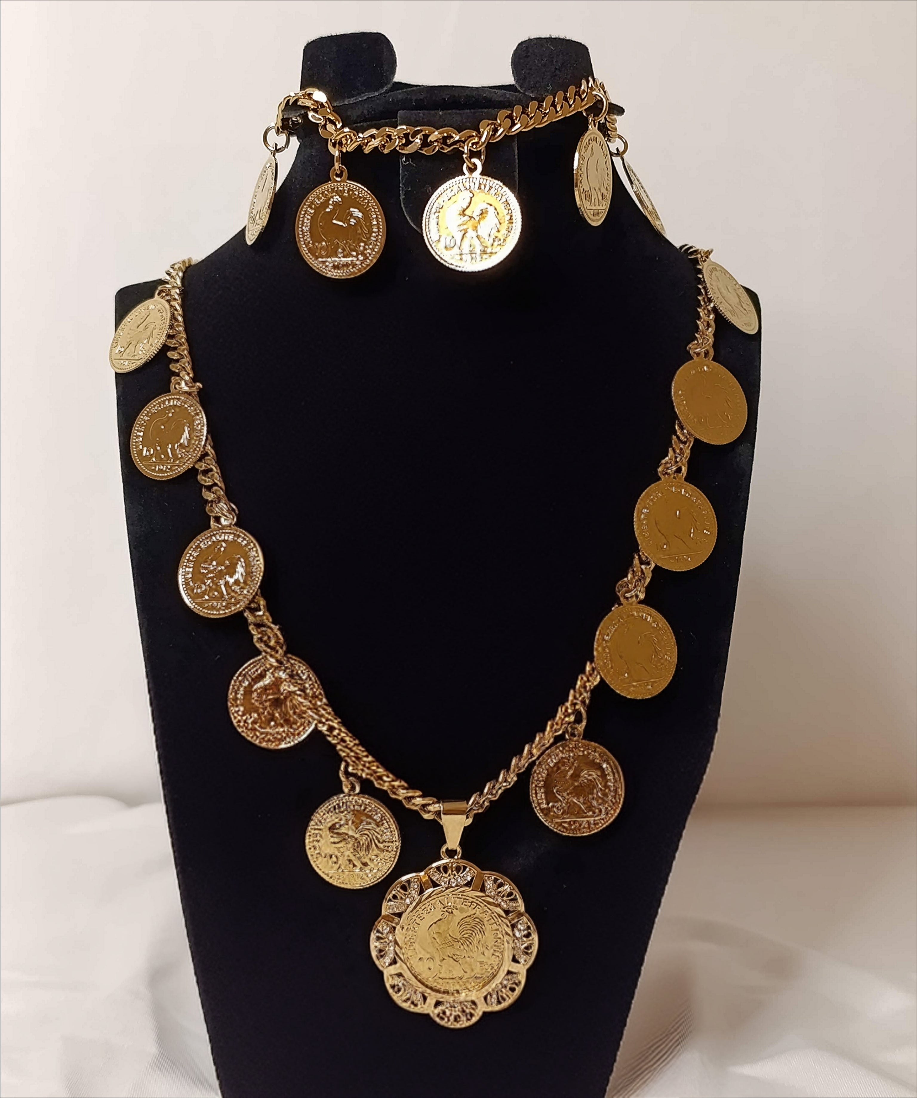 Collier et bracelet dorés à médaillons